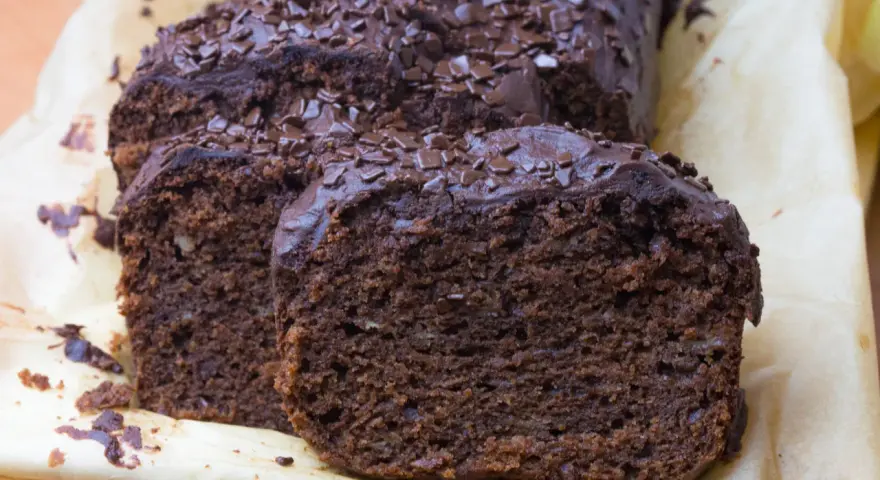 Najprostszy chlebek bananowy, wilgotny i czekoladowy, posypany wiórkami. Idealny na szybką przekąskę.
