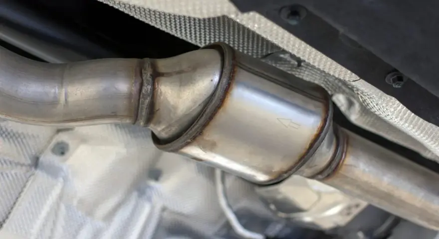 Gros plan sur un pot catalytique de voiture, partie du système d'échappement.