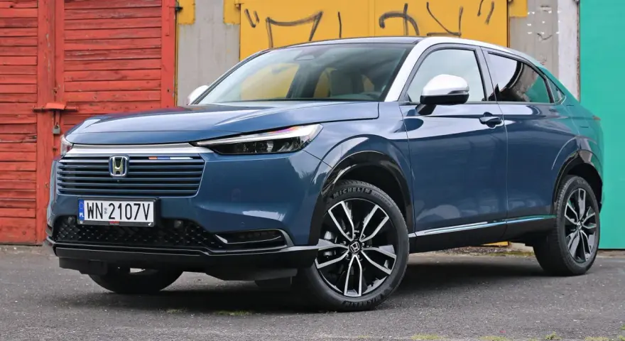 Niebieski Honda HR-V prezentuje swoje stylowe linie i kompaktowe honda hrv wymiary, idealne do miasta.