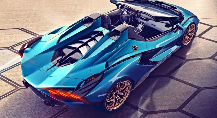 Niebieski supersamochód Lamborghini Sián Roadster z widocznym wnętrzem i złotymi felgami.