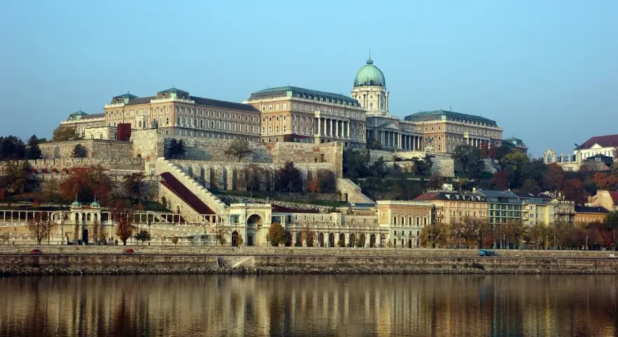 Budynek Zamku Królewskiego w Budapeszcie, jeden z najpiękniejszych miejsc na Węgrzech, odbija się w spokojnej wodzie Dunaju.
