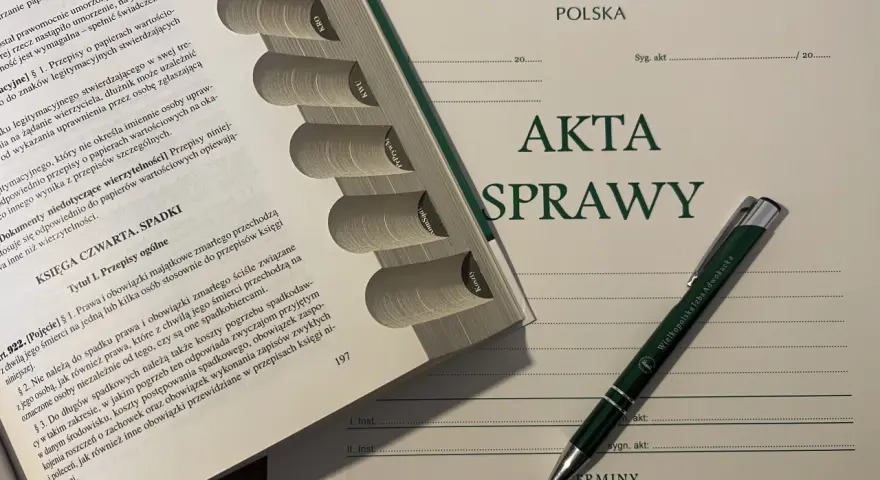 Księga spadki, akta sprawy i długopis Wielkopolskiej Izby Adwokackiej. Dokumenty dotyczące spadkodawcy i jego majątku.