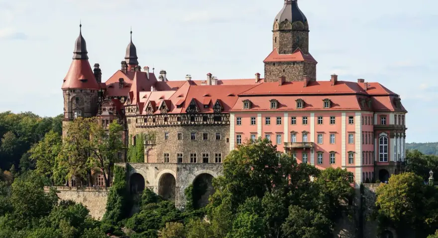 Zamek Książ, malowniczo położony na trasie turystycznej, zachwyca architekturą i otoczeniem.