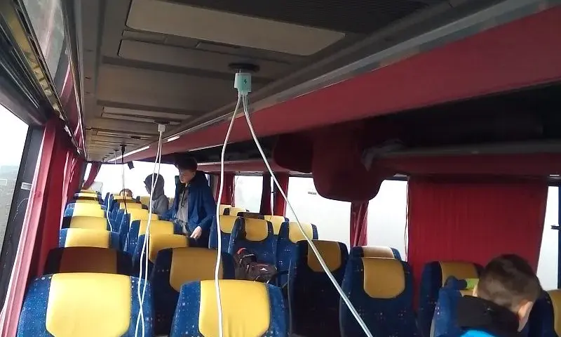 Czy w autokarach Sindbad są gniazdka? Sprawdź, co oferują pojazdy.