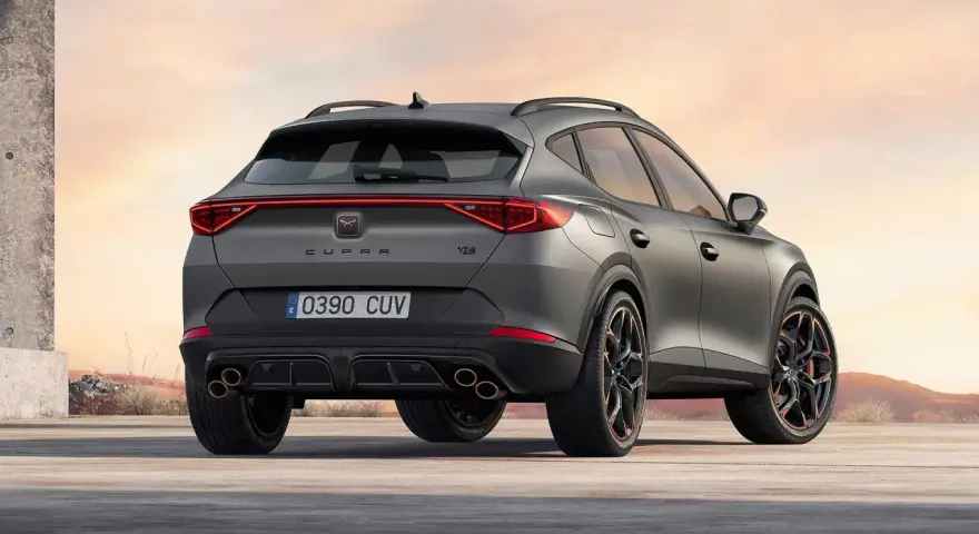 Tył sportowego SUV-a Cupra Formentor VZ5 w matowym szarym kolorze, z czterema końcówkami wydechu i charakterystycznymi światłami.