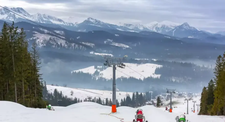 Idealne miejsce, gdzie w góry na narty. Stok przygotowany przez armatki śnieżne, z widokiem na ośnieżone szczyty.