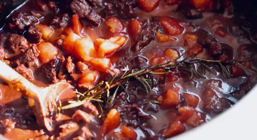 Herzhaftes Gulasch mit Tomaten und Rosmarin, ein köstliches bolognese rezept original.