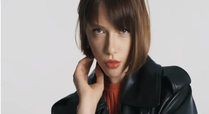 Mujer con cortes bob modernos, mirada intensa y labios rojos, luciendo una chaqueta de cuero negra.