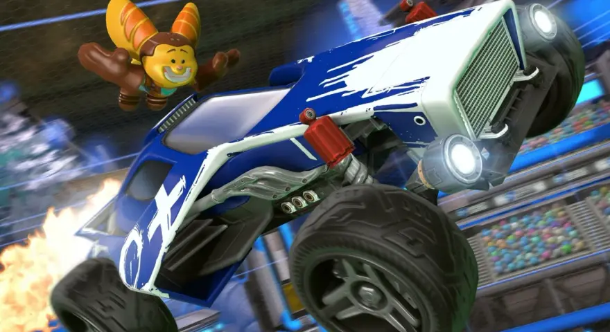 Niebiesko-biały samochód z Rocket League PS5 w powietrzu, z postacią w żółtym stroju obok.