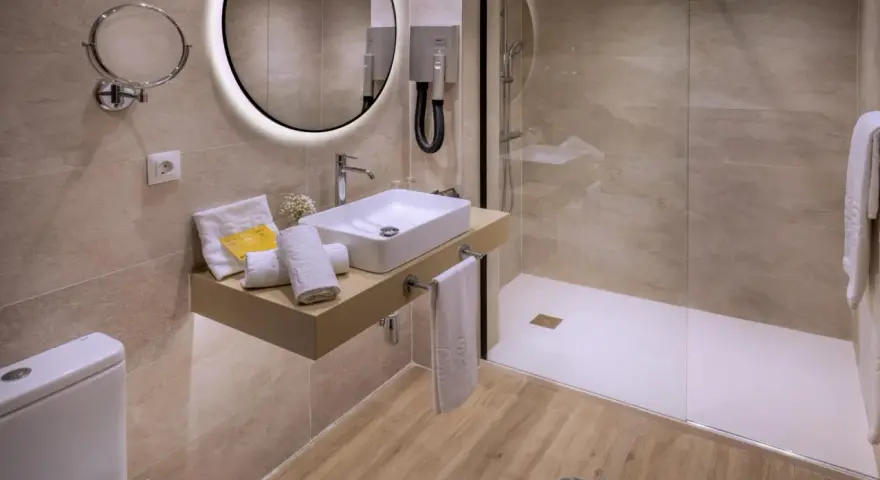 Baño moderno con ducha, lavabo y WC. Se podría pensar que para cambiar bañera por ducha hace falta licencia de obra, pero aquí ya está hecho.