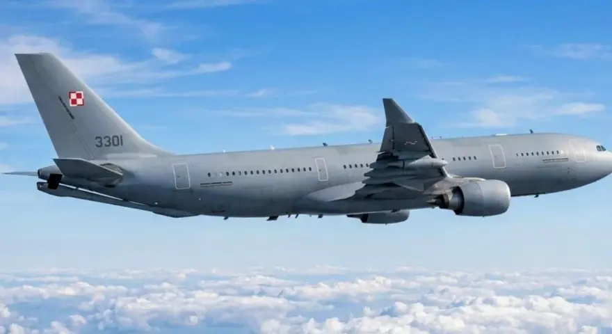 Szary samolot Airbus A330-300 z numerem 3301 i polską szachownicą na ogonie leci nad chmurami.