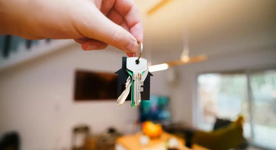 Main tenant tenant expulsion, indemnité d'occupation. Clés d'une maison, symbole de propriété.