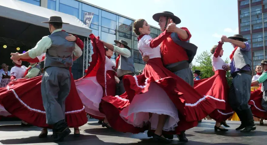 Tancerze w tradycyjnych strojach, z jakiego kraju pochodzi polka? Wirujące czerwone spódnice i męskie kamizelki.