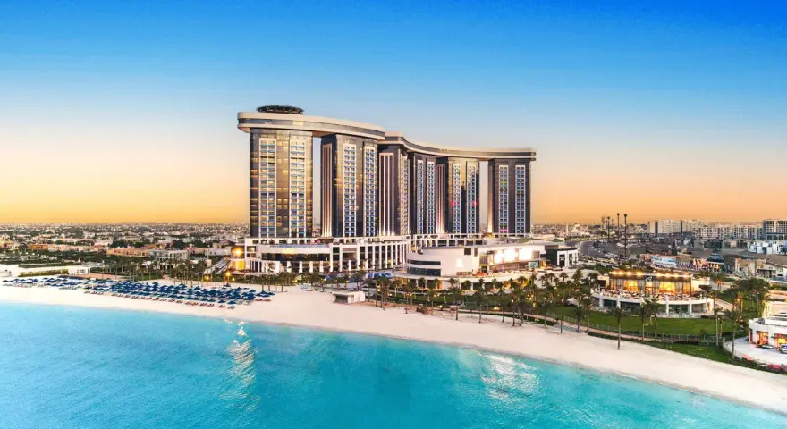Luksusowy Rixos Premium Alamein z widokiem na turkusowe morze i piaszczystą plażę. Idealne miejsce na wakacje.