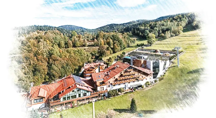 Malowniczy hotel w górach Beskidu Śląskiego, otoczony jesiennymi lasami i zielonymi zboczami.