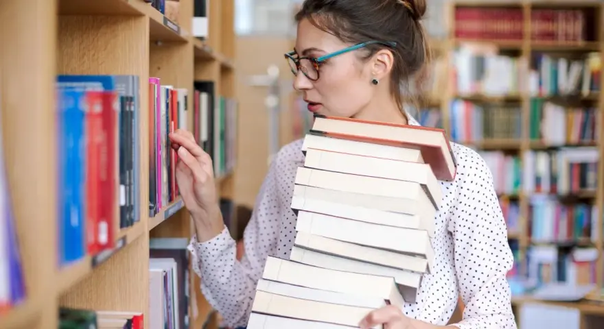 Młoda kobieta z okularami, z pasją do książek, pracuje w bibliotece. Nawet bez formalnego wykształcenia, jej miłość do literatury pozwala jej odnaleźć się w tym miejscu.