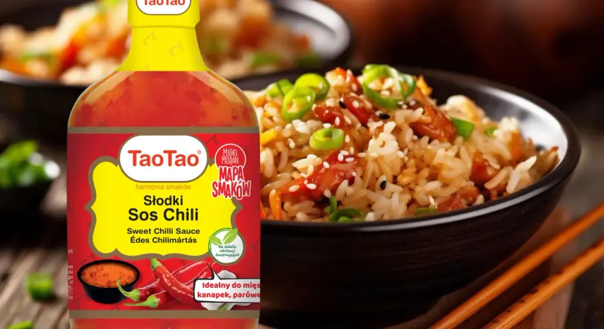 Butelka słodkiego sosu chili TaoTao obok miski ryżu po azjatycku. Idealny do mięs, kanapek, parówek.