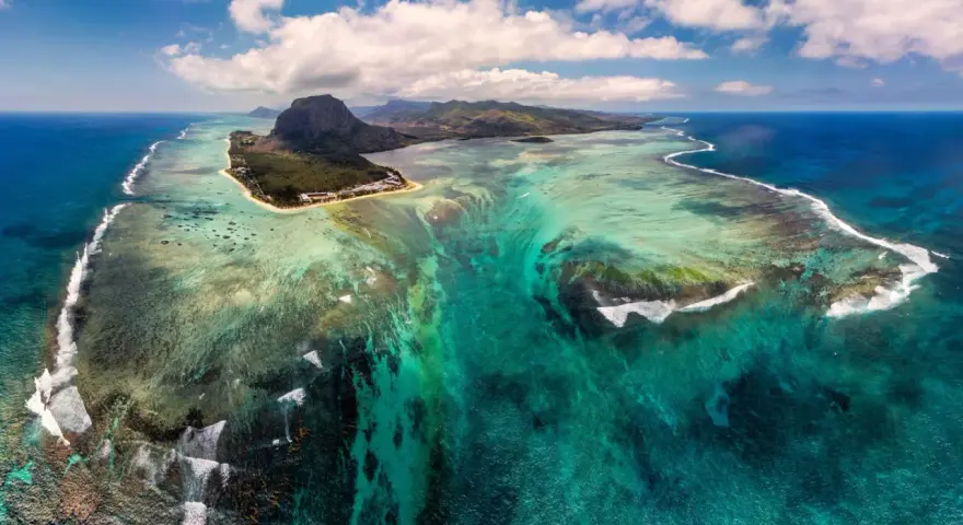 Niesamowity widok na Mauritius, gdzie podwodny wodospad tworzy iluzję spływającego piasku i mułu do głębin oceanu.