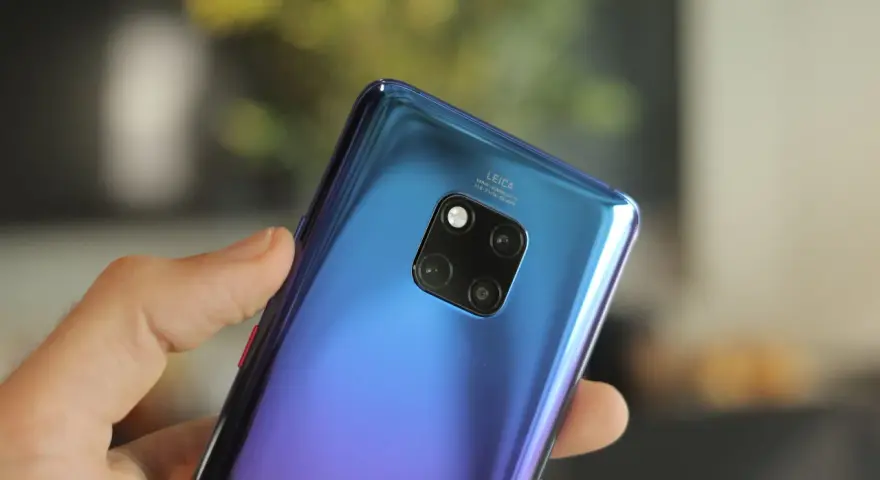 En hand håller en blå Huawei Mate 30 Pro med sitt Leica-kamerasystem.