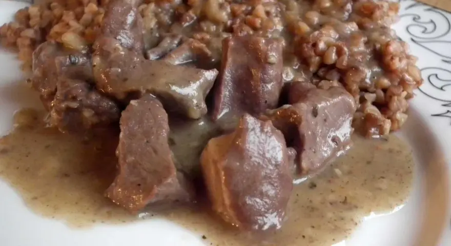 Gulasz z serc wieprzowych w sosie, podany z kaszą gryczaną. Aromatyczne danie, które rozpływa się w ustach.