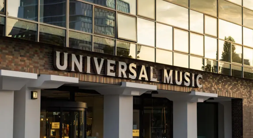 Das Gebäude von Universal Music, einem großen major label, mit seinem Namen in großen Buchstaben.