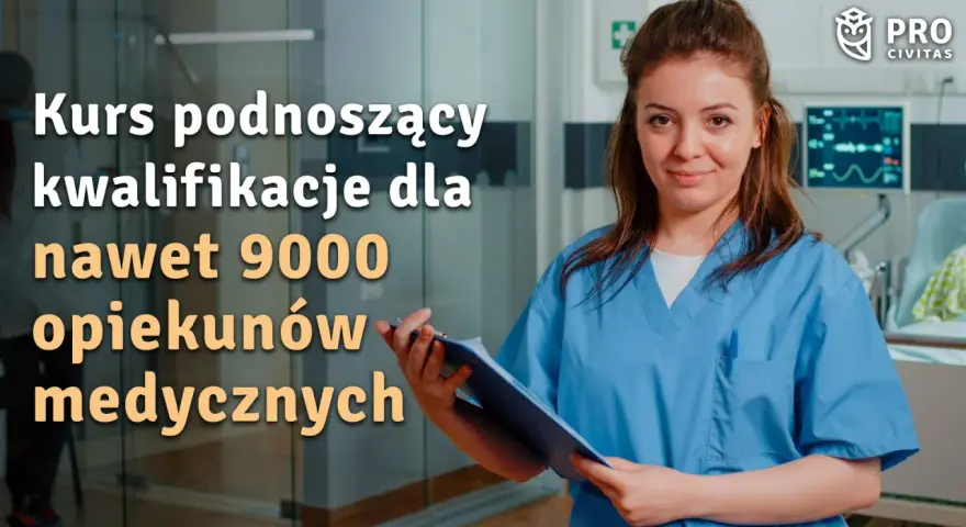 Kurs podnoszący kwalifikacje dla nawet 9000 opiekunów medycznych. Uśmiechnięta pielęgniarka z dokumentacją w ręku.