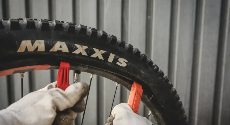 Jak zdjąć oponę z roweru? Zrób to sam krok po kroku!