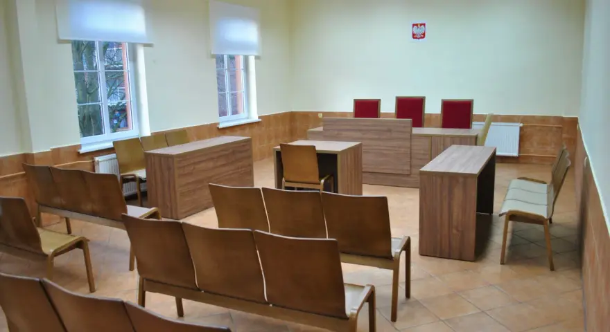 Sala rozpraw kto gdzie siedzi – poznaj tajniki układu miejsc w sądzie