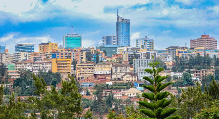 Widok na miasto z kigali, z górującymi budynkami i zielenią.