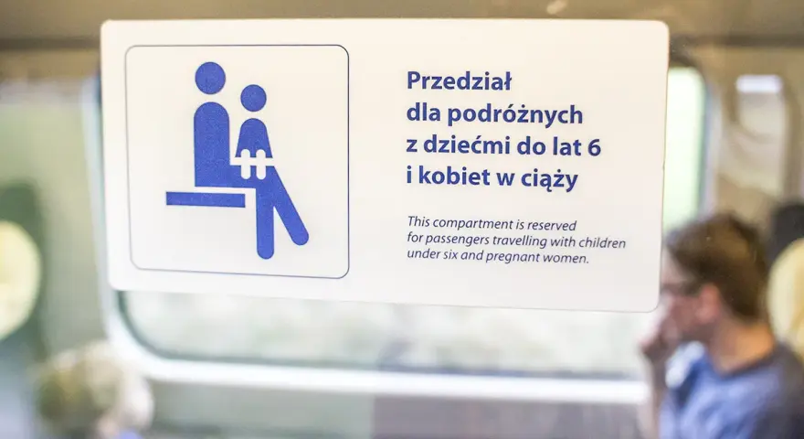 Znak na drzwiach pociągu Pendolino: przedział dla podróżnych z dziećmi do lat 6 i kobiet w ciąży.