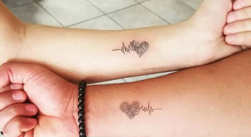 Dwa identyczne tatuaże sióstr: serce z odcisku palca i linia EKG. Symbol nierozerwalnej więzi.