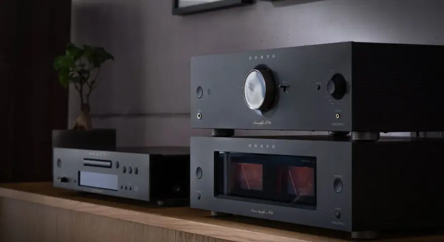 Elegancka końcówka mocy Onkyo M-80 z dwoma wskaźnikami VU, obok przedwzmacniacza P-80 i odtwarzacza CD.
