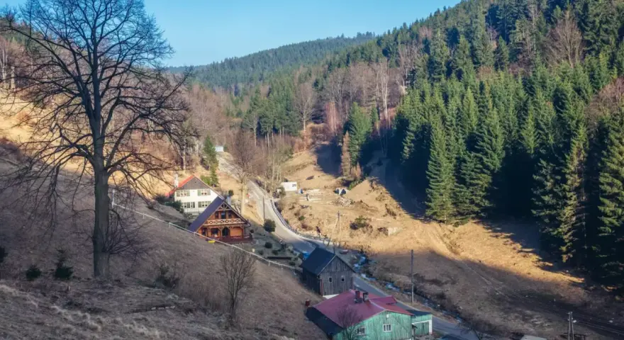Malownicze domki w górach. Trasa przez Sowie Góry wije się wśród lasów i zboczy.
