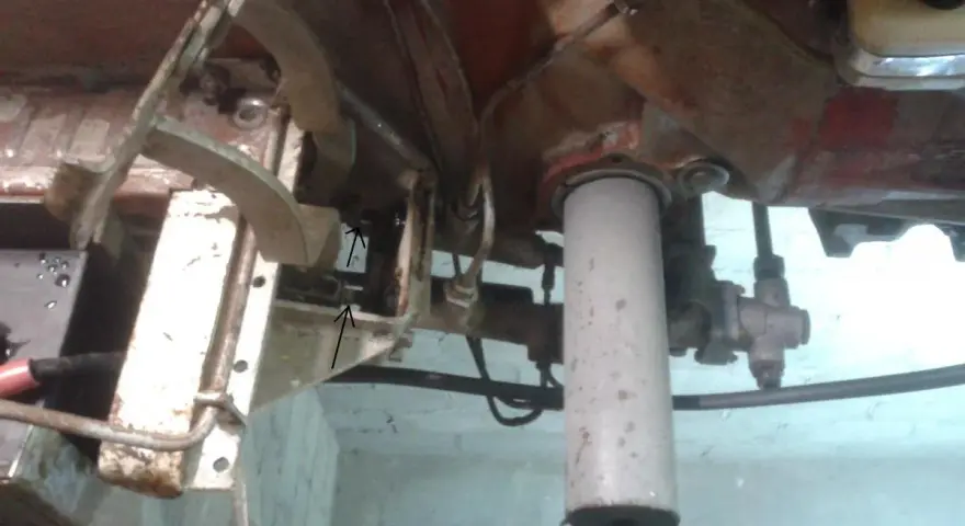 Mechanizm pedałów hamulca w C360. Strzałki wskazują punkty regulacji, kluczowe by jak wyregulować hamulce w C360.