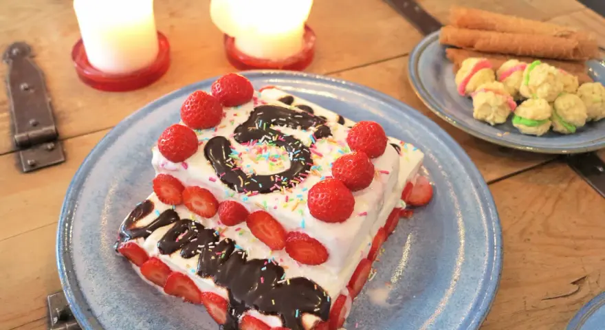 En härlig glasstårta med jordgubbar och chokladdrizzle, perfekt för ett födelsedagskalas. Den ser ut som en liten glasstårta lastbil!