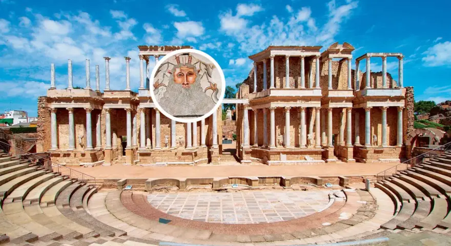 Teatro romano, vestigio de la romanización de la península ibérica, con un mosaico de un rostro barbudo en primer plano.
