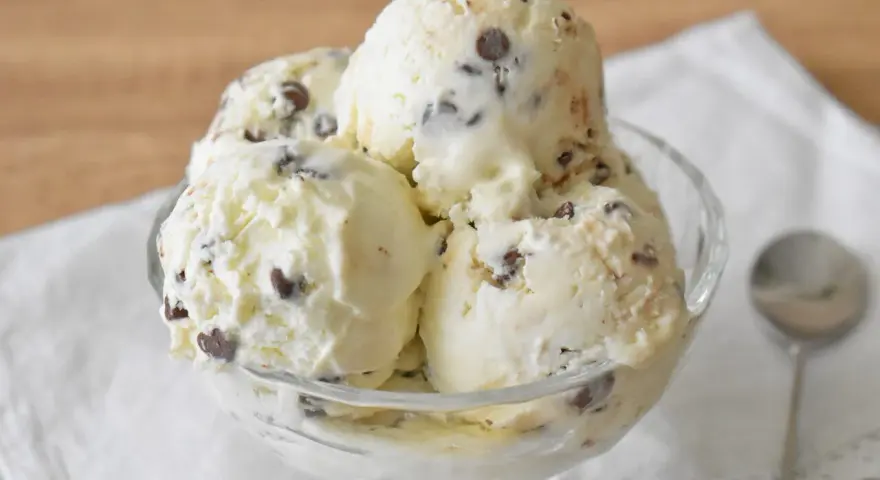 Pyszne lody straciatella w szklanej miseczce, pełne czekoladowych kawałków. Idealne na deser.