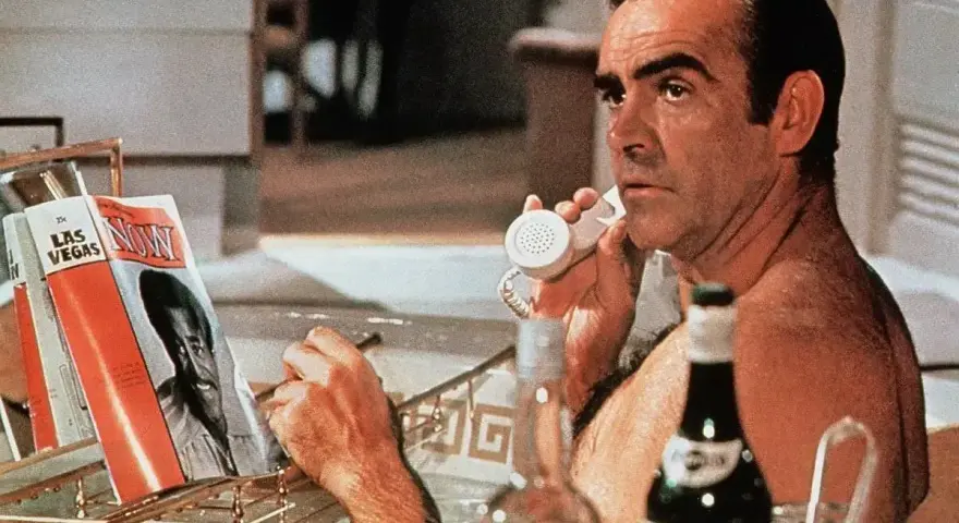 Sean Connery w wannie, rozmawiający przez telefon, z magazynem "Las Vegas Now" i butelką Martini. Wstrząśnięte, nie zmieszane.
