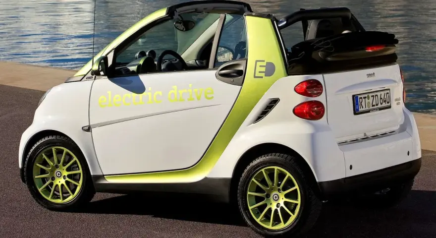Biały kabriolet z zielonymi akcentami i napisem "electric drive". Idealny samochód elektryczny do 30 tys.
