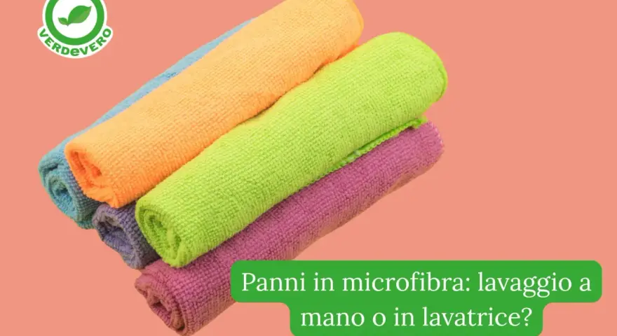 Panni in microfibra colorati, perfetti per scoprire come lavare le pezze in lavatrice senza rovinarle.
