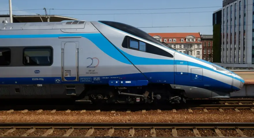 Pendolino PKP Intercity ED250-012g, gotowe do podróży z Poznania do Warszawy.