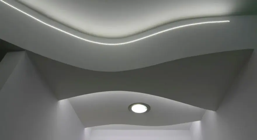 Controsoffitto in polistirolo con illuminazione a LED integrata, crea un effetto ondulato e moderno.