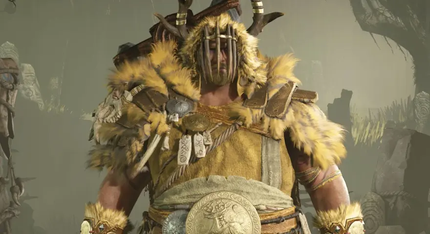 Un imponente druida de Diablo 4, con armadura de pieles y cuernos, listo para la batalla.
