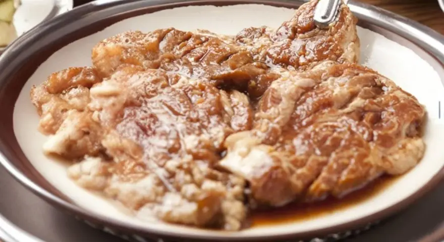 Soczysta karkówka z sosem sojowym i ketchupem, gotowa do grillowania.