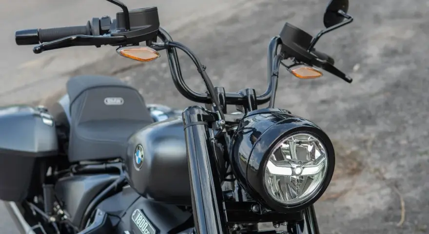 Nowoczesny motocykl BMW z charakterystycznymi światłami do jazdy dziennej. Przepisy dotyczące ich używania są ważne dla bezpieczeństwa.