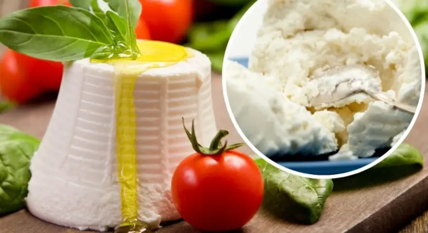 Świeża ricotta z oliwą i bazylią, idealna do sałatek, past czy jako dodatek do dań. Pyszna i wszechstronna!