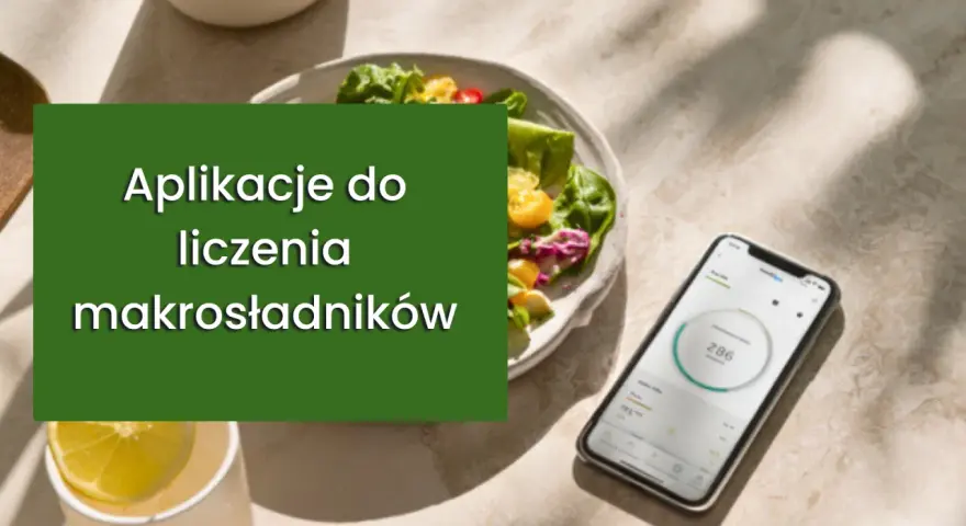 Aplikacja do liczenia makroskładników ułatwia przestrzeganie diety keto. Obok talerza z sałatką leży smartfon z widocznym interfejsem aplikacji.