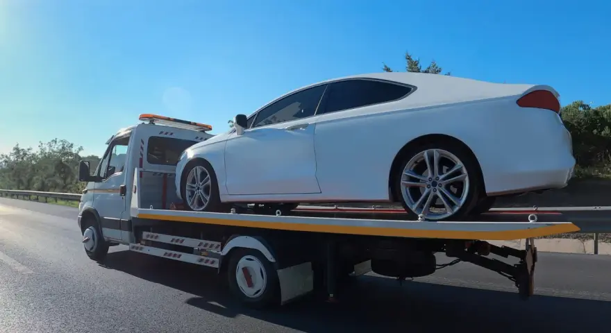 Jak poprawnie holować auto, aby uniknąć niebezpieczeństw i kosztów