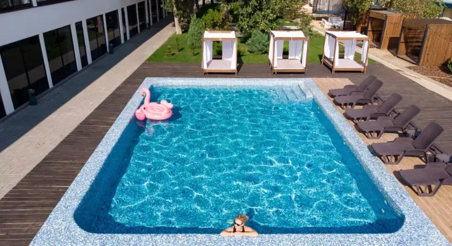 Relaks przy basenie z dmuchanym flamingiem. Idealne miejsce na wypoczynek w hotelu Karpacz w Karpaczu.