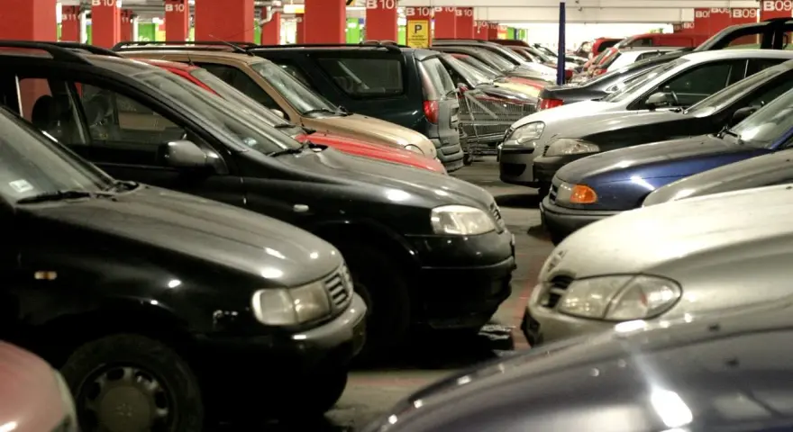 Rzędy samochodów na parkingu podziemnym. Widać oznaczenia B10, które mogą sugerować wymiary miejsca parkingowego.